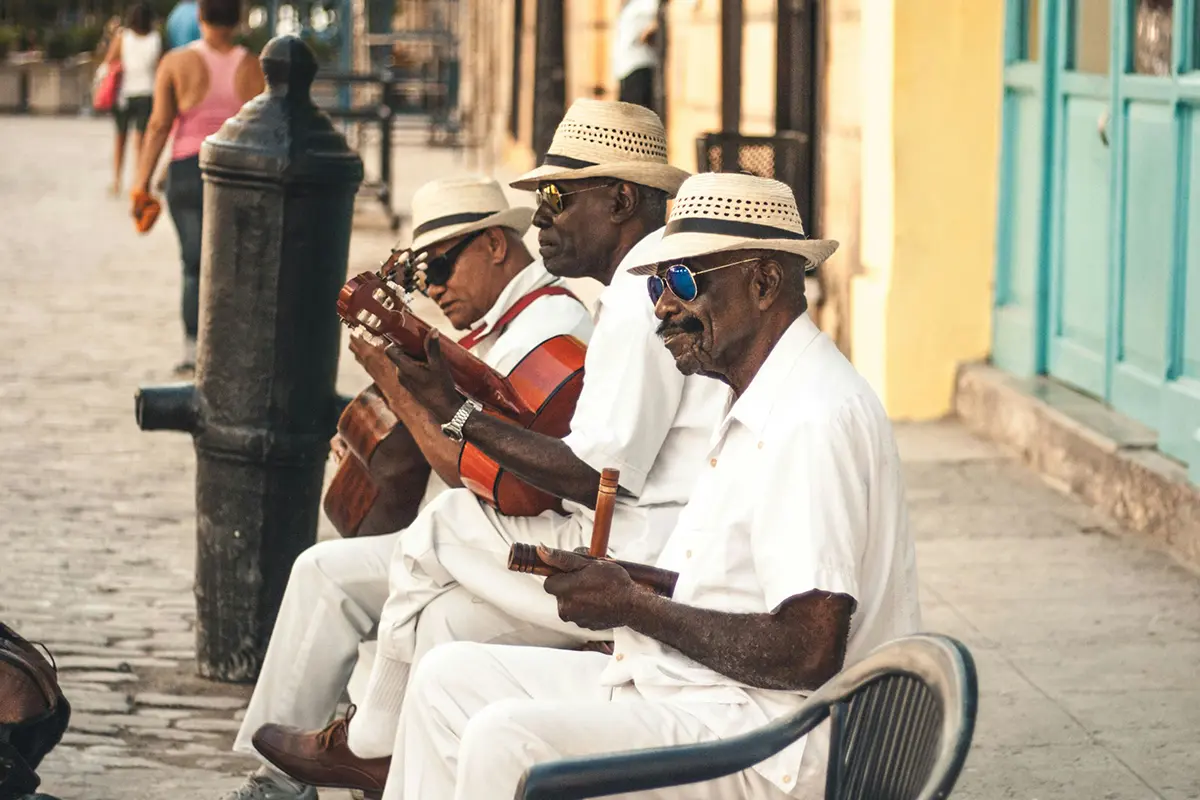 Banda de musica com chapéu personalizado.